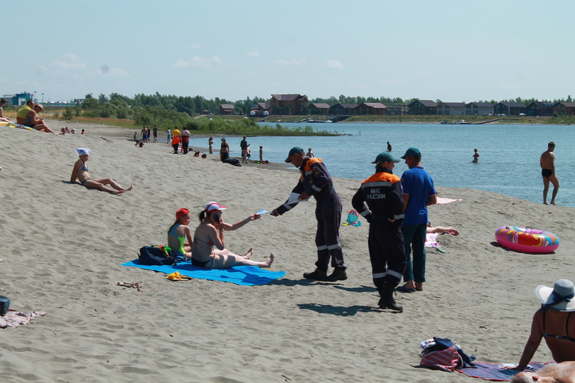 Алтайские спасатели раздали памятки нелегальным купальщикам