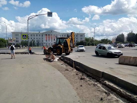 На центральной площади Пскова меняют бордюры