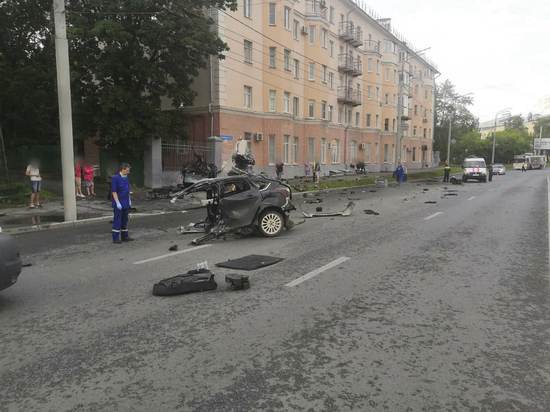 В ДТП во Владимире автомобиль разорвало на две части