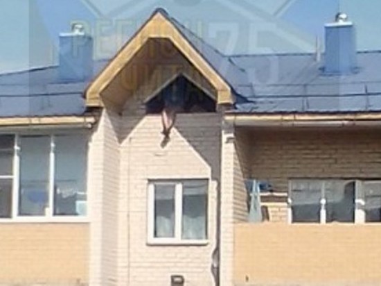 Сидевший на крыше дома читинец слез до приезда полиции