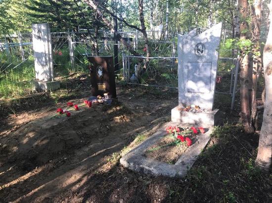 Активисты убрали мусор с могил известных писателей в Салехарде