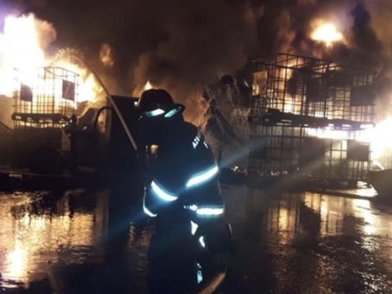В Баку потушили пожар на фабрике красок