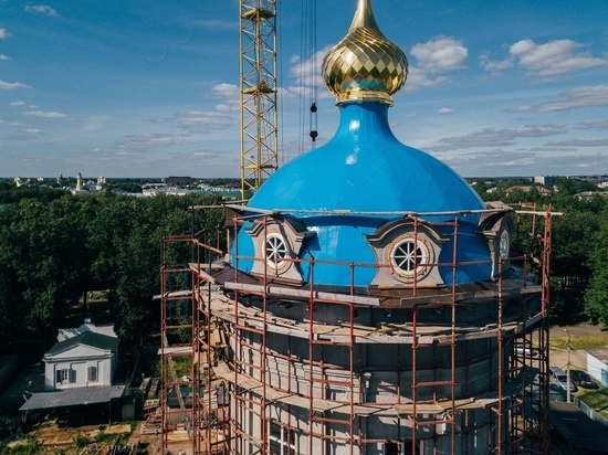 Главный купол Богоявленского собора Костромского кремля посинел
