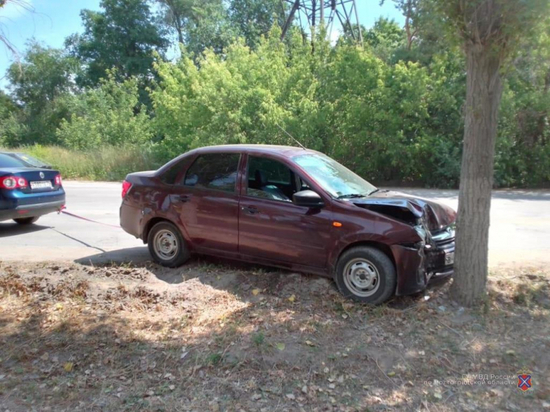 Под Волгоградом 60-летняя автомобилистка протаранила дерево