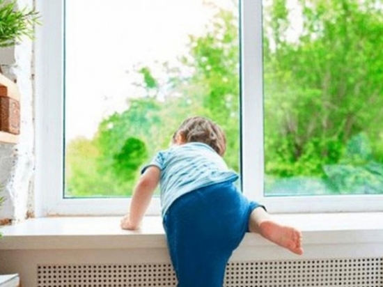 В Тверской области 3-летний ребенок выпал из окна квартиры