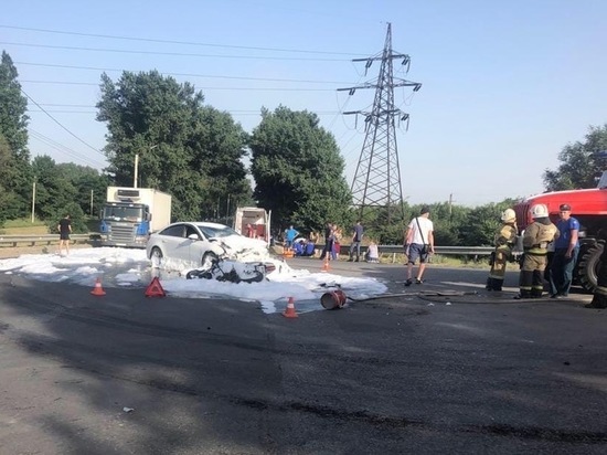 В Ростовской области иномарка сбила мотоциклиста: пострадали два человека