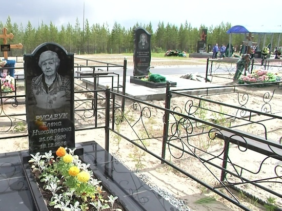 В Ноябрьске следователи помогли установить памятник на могилу ветерана ВОВ
