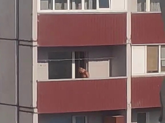 Жители Магнитогорска в соцсетях обсуждают голого мужчину на балконе