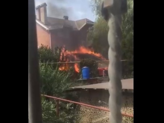 В Краснодаре на улице Плотниченко загорелся жилой дом