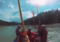 Недавно же Сергей опубликовал видео сплава на рафте по реке Катунь в своем Instagram-аккаунте