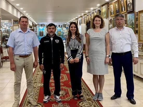 Мэр Улан-Удэ, глава Бурятии и руководитель Ростуризма посетили музей-галерею Льва Бардамова
