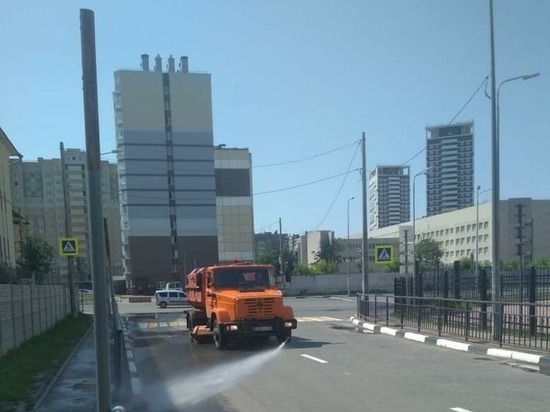 40 специальных машин поливают дороги Нижнего Новгорода водой