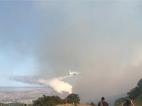 На окраине Махачкалы два дня не могут потушить пожар
