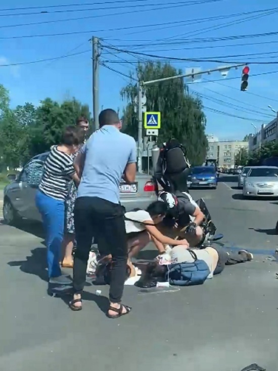 В Ярославле мотоциклиста после ДТП спасали прохожие