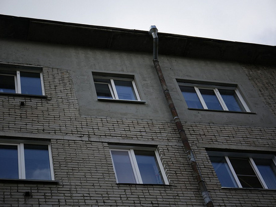 В Новосибирске срочно подремонтировали дом, с которого падали кирпичи