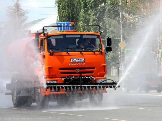 На улицах Рязани работают поливомоечные машины