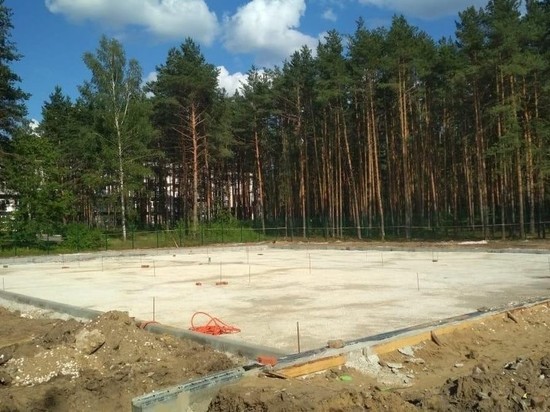 На территории Владимирской областной клинической больницы строят вертолетную площадку