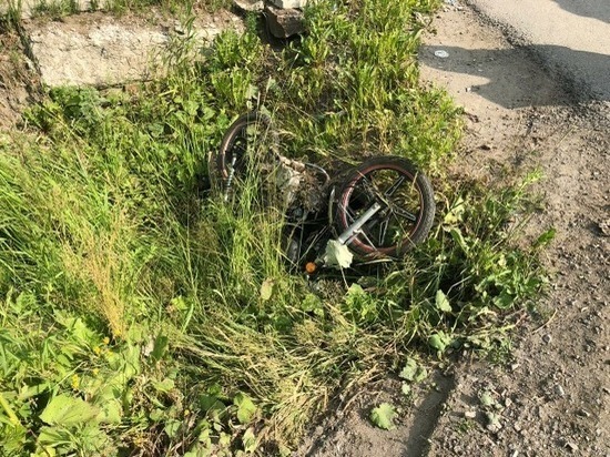 В Екатеринбурге грузовик сбил мотоцикл: пострадали двое