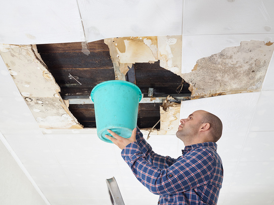 Власти в Чите отказались ремонтировать пробегающую крышу в доме ветерана