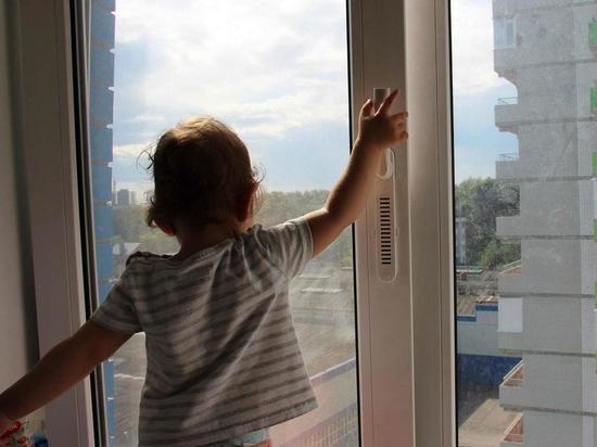 В Рыбинске из окна выпала однолетняя девочка