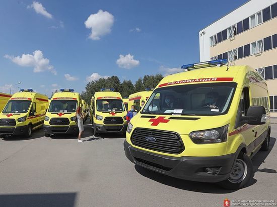 Свердловским медикам передали новые машины скорой помощи