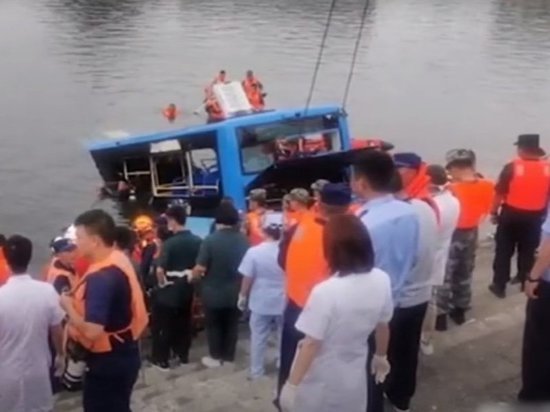 Автобус со школьниками упал в водохранилище