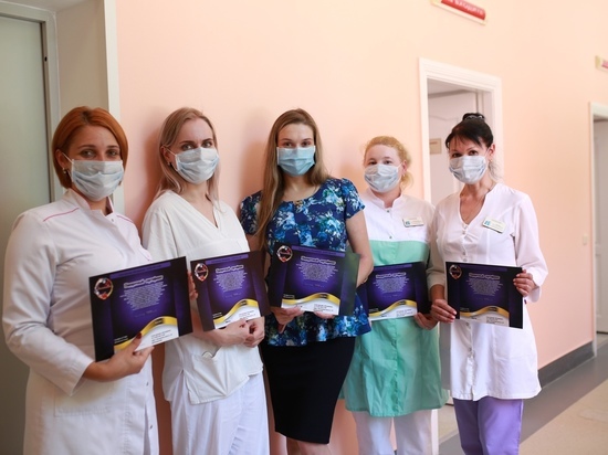 Медики ОКБ Семашко получили подарочные сертификаты от салона красоты «Косметичка»