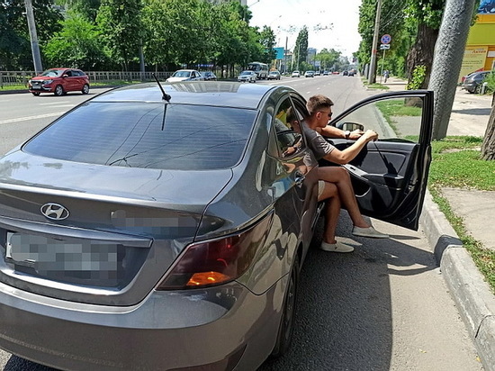 В Воронеже ловят и арестовывают водителей тонированных автомобилей