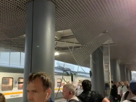 Ураган поломал крышу на станции Тушино в Москве