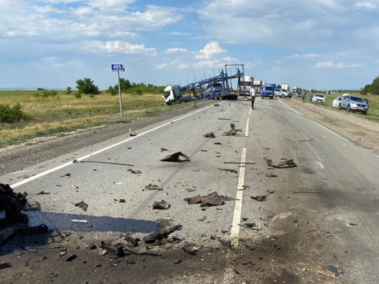 В Волгоградской области водитель иномарки погиб в ДТП с фурами