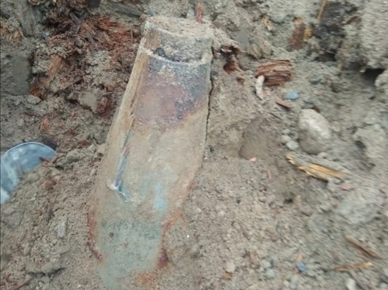 Дорожники в центре Олонца раскопали снаряд времен войны