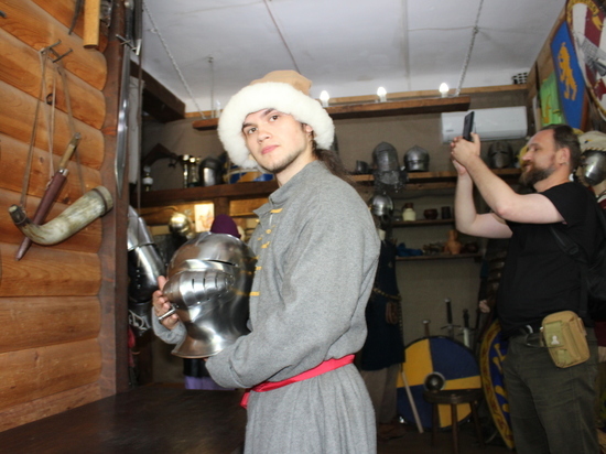 Средневековым шлемом пополнилась коллекция хабаровских рыцарей