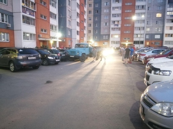 В одном из дворов Челябинска женщину сбил грузовик, водитель был пьян