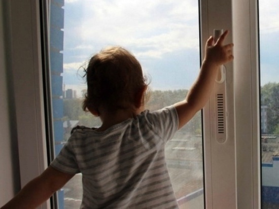 В Тюменской области двухлетний малыш выпал из окна