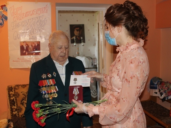 Депутаты гордумы вручили медали ветеранам