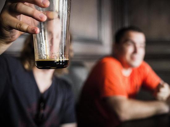 Нарколог предупредил о коварстве алкоголя в жару