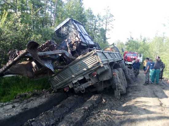 Пожарные Якутии вытащили застрявший КамАЗ с трактором в кузове