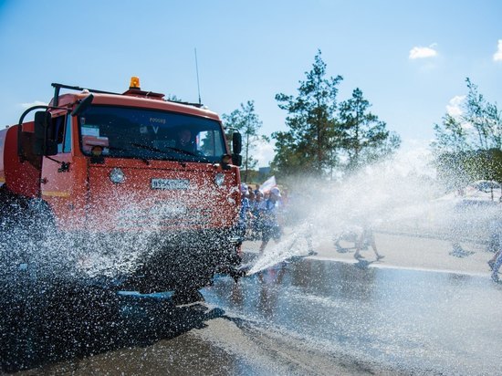В Волгограде дороги усиленно поливают из-за жары