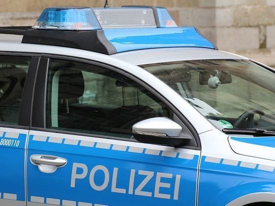 Германия: Пьяный водитель грузовика застрял на пешеходном мосту