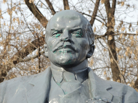 Памятник Ленину в Магадане превратили в "восставшего из ада"