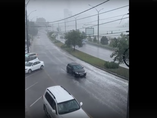 После аномальной жары в Краснодаре пошел дождь и затопил улицы