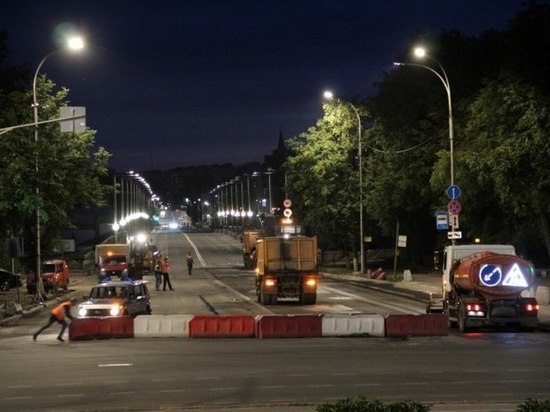 Псковские дорожники выходят ремонтировать Рижский проспект ночью