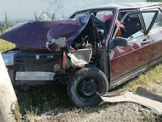 В Башкирии легковушка протаранила электроопору – пострадали два человека