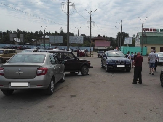 Перепутала педали..: в Костроме автоледи на «БМВ Х6» на парковке «снесла» «Ниву», «Рено» и пешехода