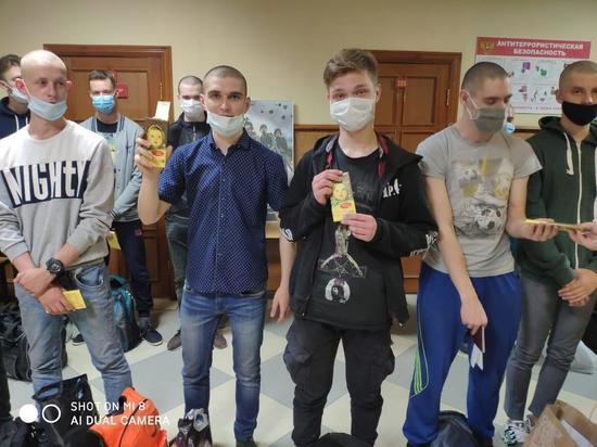 Активистки общественной организации приняли участие в проводах молодых бойцов