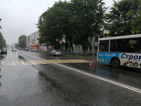 В Тверской области женщина упала в автобусе из-за пешехода на дороге
