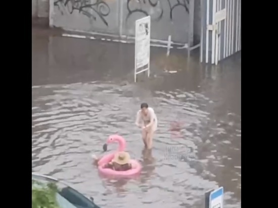 Краснодарцы вышли плавать в затопленном городе, надев купальники