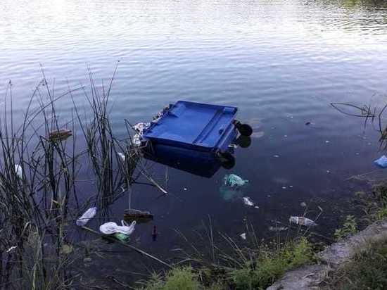В Курске вандалы засыпали мусором пляж на Ермошкином озере