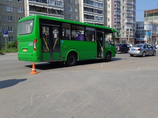 В Екатеринбурге из автобуса на ходу выпала несовершеннолетняя