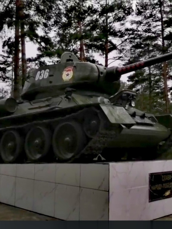 Фронтовой танк Т-34 своим ходом въехал на постамент памятника в Бурятии